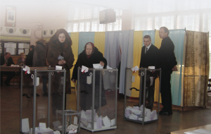 Électeurs dans un bureau de scrutin